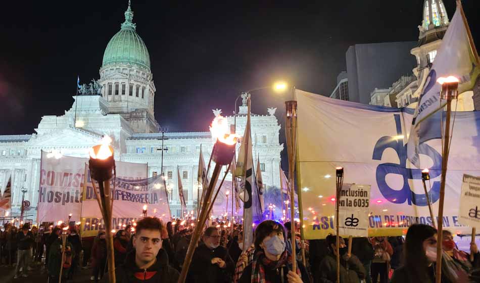 Foto2 Marcha de Antorchas III. el grito de les enfermeres por reconocimiento e inclusion Facundo Esmereles Jacqueline Molina