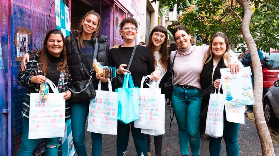 Explora y disfruta de algunos de los más destacados espectáculos gratuitos en diversos espacios culturales de la ciudad, como la feria “Expo Inclusiva” con un enfoque especial en la inclusión y la discapacidad. Crédito: @expoinclusiva