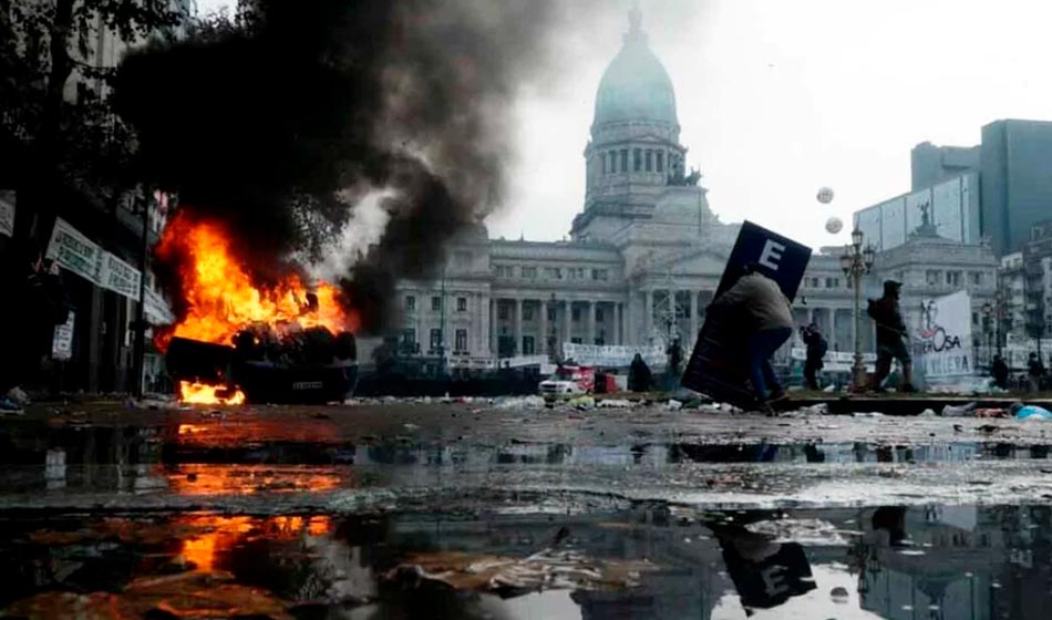  La Ley Bases, aprobada con la ayuda de la casta y la represión, busca configurar una nueva Argentina. 