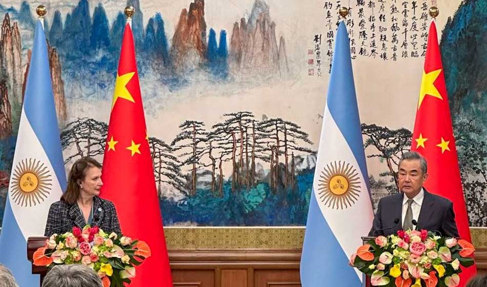 Mondino viajó a China pero fracasó en negociar el swap