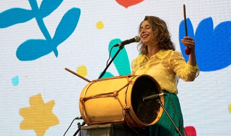 Explora y disfruta de algunos de los más destacados espectáculos gratuitos en diversos espacios culturales de la ciudad, como el show de Laura Migliorisi, una artista dedicada a la música para la primera infancia. Crédito: @laurimiglio