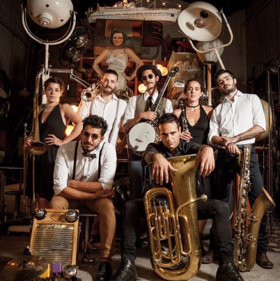 Explora y disfruta de algunos de los más destacados espectáculos en diversos espacios culturales de la ciudad, como el concierto de Oído Obsoleto, una banda argentina de jazz tradicional. Crédito: @oidoobsoleto