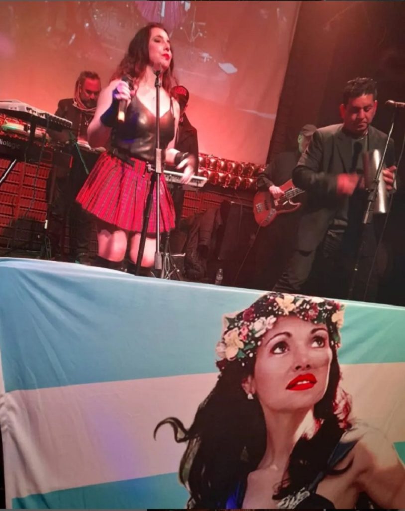 Explora y disfruta de algunos de los más destacados espectáculos en diversos espacios culturales de la ciudad, como disfrutar del tributo a un ícono de la música popular argentina, la emblemática cantante Gilda, por Yamila y la Giménez Band. Crédito: @yamilaylagimenezbandok