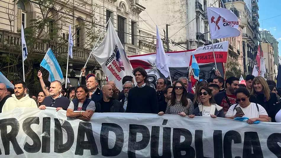 3 Tras la masiva marcha federal Javier Milei veto la ley de financiamiento universitaria eldiarioar.com