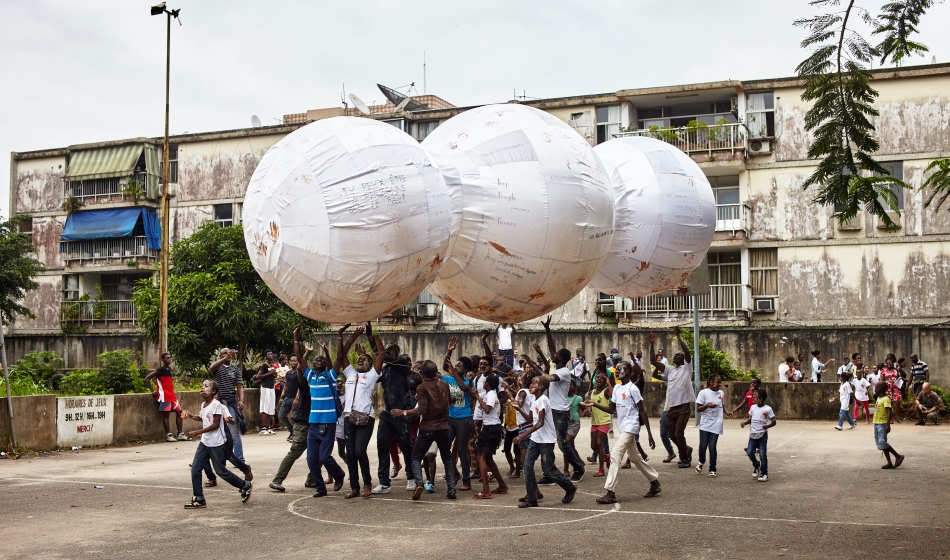 Explora y disfruta de algunos de los más destacados espectáculos, como "La nube que hablaba" es una instalación a gran escala del artista francés Yo-Yo Gonthier, que recorrerá el barrio de La Boca. Crédito: @fundacion_proa