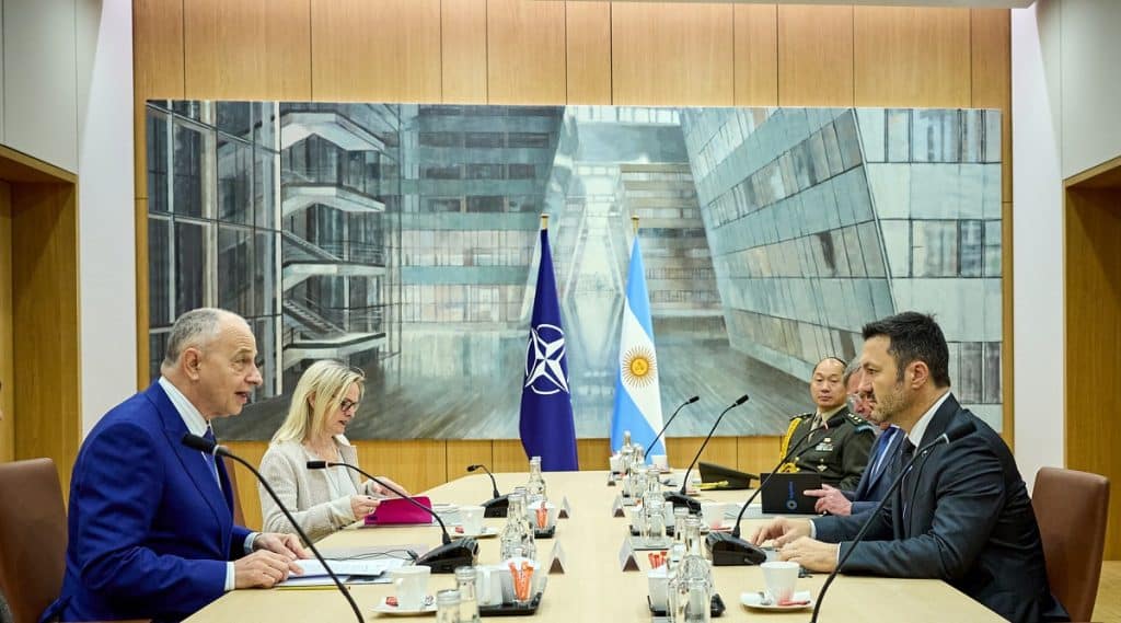 Luis Petri se reunio en el cuartel general de la OTAN