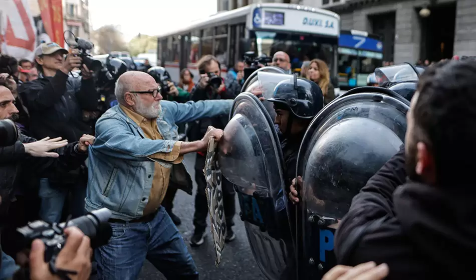 Foto 1: Tras anunciar el veto al aumento de las jubilaciones, Milei ordenó reprimir a quienes se manifestaron en contra. Créditos: Que Pasa Media Network