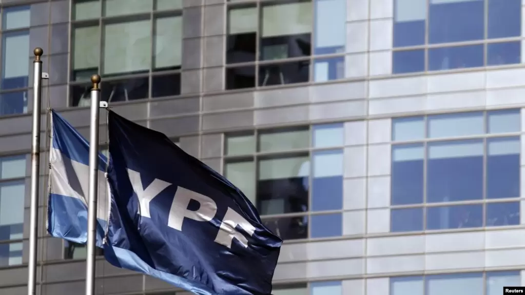 YPF complace a Milei y le otorga la planta de GNL a Río Negro. Créditos: Reuters