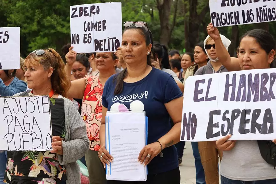 3 Represion a Madres contra el Hambre en intento de audiencia con el gobernador de Chaco Libres del Sur